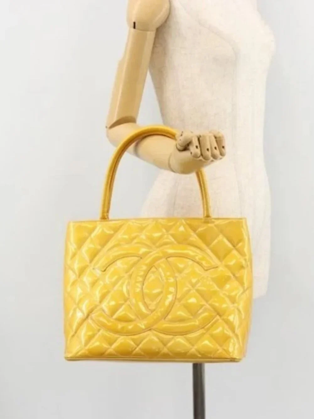CHANEL Standard Tote Bag Patent leather Yellow CC Auth 177242